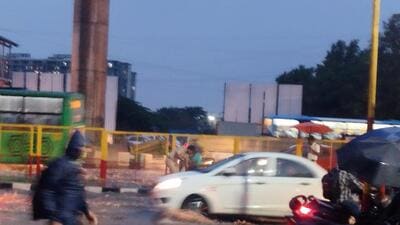 Bengaluru traffic police have decided to share the responsibility of assisting with flood-related emergency work alongside BBMP (HT Photo) Bengaluru traffic police have decided to share the responsibility of assisting with flood-related emergency work alongside BBMP (HT Photo)
