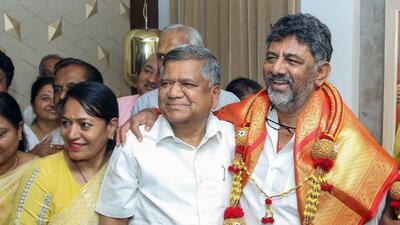 Karnataka Congress president and deputy CM DK Shivakumar meets party leader Jagadish Shettar at the latter's residence. (Jagadish Shettar Twitter) Karnataka Congress president and deputy CM DK Shivakumar meets party leader Jagadish Shettar at the latter's residence. (Jagadish Shettar Twitter)