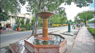One of the newly installed fountains at Sardar Patel Road in New Delhi. (Sanchit Khanna/HT Photo) One of the newly installed fountains at Sardar Patel Road in New Delhi. (Sanchit Khanna/HT Photo)