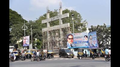 The Pune Municipal Corporation (PMC) survey carried out during the past one month has found that 391 hoardings were installed without structural audit. (HT FILE PHOTO)