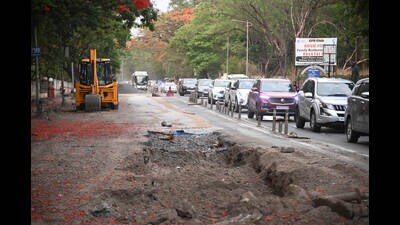 Traffic due to the ongoing road work near Rural Pune department on Pashan NDA road in Pune on Wednesday. (KALPESH NUKTE/ HT) Traffic due to the ongoing road work near Rural Pune department on Pashan NDA road in Pune on Wednesday. (KALPESH NUKTE/ HT)