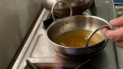 The image shows Maggi tastemaker in water. (Twitter/@biganushaenergy)