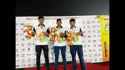 Yoonus Shah with other 1500m winners (Sourced) Yoonus Shah with other 1500m winners (Sourced)