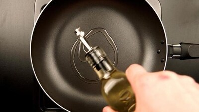 Antioxidant properties: Olive oil contains powerful antioxidants, such as vitamin E and phenolic compounds, which help protect cells from damage caused by free radicals. These antioxidants have anti-inflammatory effects and may reduce oxidative stress in the body. (Shutterstock) Antioxidant properties: Olive oil contains powerful antioxidants, such as vitamin E and phenolic compounds, which help protect cells from damage caused by free radicals. These antioxidants have anti-inflammatory effects and may reduce oxidative stress in the body. (Shutterstock)