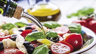 Anti-inflammatory effects: The phenolic compounds found in olive oil, including oleocanthal, have been shown to possess anti-inflammatory properties similar to non-steroidal anti-inflammatory drugs (NSAIDs). Regular consumption of olive oil may help reduce chronic inflammation and the risk of inflammatory diseases. (iStock) Anti-inflammatory effects: The phenolic compounds found in olive oil, including oleocanthal, have been shown to possess anti-inflammatory properties similar to non-steroidal anti-inflammatory drugs (NSAIDs). Regular consumption of olive oil may help reduce chronic inflammation and the risk of inflammatory diseases. (iStock)