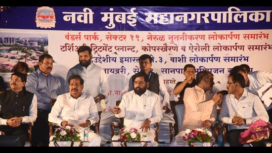 Chief Minister Eknath Shinde and BJP leader Ganesh Naik at the inauguration of Wonders Park and other projects in Navi Mumbai on Tuesday evening, May 30, 2023. (Bachchan Kumar/HT PHOTO)