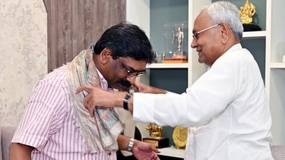 Jharkhand Chief Minister Hemant Soren being felicitated by Bihar Chief Minister Nitish Kumar at CM House in Ranchi. (ANI) Jharkhand Chief Minister Hemant Soren being felicitated by Bihar Chief Minister Nitish Kumar at CM House in Ranchi. (ANI)