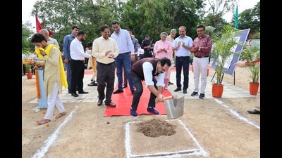 Chandigarh adviser Dharam Pal during the groundbreaking ceremony of the first green corridor. (HT Photo)