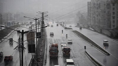 Commuters on the Pune-Bengaluru highway near Bavdhan had difficulty as rains lashed the area causing low visibility. (Kalpesh Nukte/HT PHOTO) Commuters on the Pune-Bengaluru highway near Bavdhan had difficulty as rains lashed the area causing low visibility. (Kalpesh Nukte/HT PHOTO)