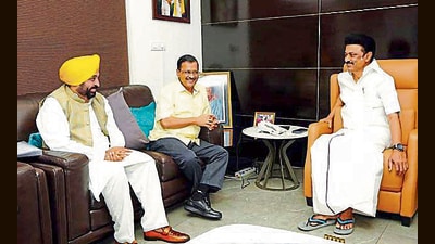 Delhi chief minister Arvind Kejriwal and his Punjab counterpart Bhagwant Mann meet Tamil Nadu CM MK Stalin in Chennai. (ANI) Delhi chief minister Arvind Kejriwal and his Punjab counterpart Bhagwant Mann meet Tamil Nadu CM MK Stalin in Chennai. (ANI)