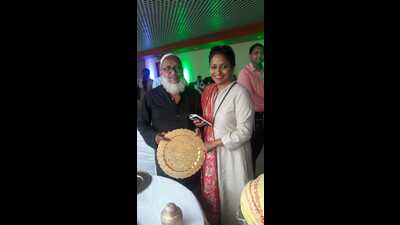 Institute chairperson Kshipra Shukla with Dilshad Hussain, brass metalware carver and Padma Shri awardee. (HT Photo) Institute chairperson Kshipra Shukla with Dilshad Hussain, brass metalware carver and Padma Shri awardee. (HT Photo)
