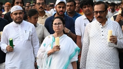 Mamata Banerjee holds candle march to support protesting wrestlers (HT Photo) Mamata Banerjee holds candle march to support protesting wrestlers (HT Photo)