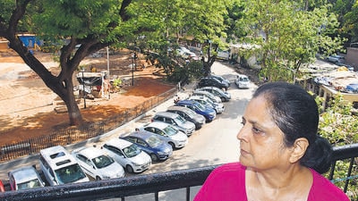 Mumbai, India - June 01, 2023: Cars parked on the roadside on Tejpal Road, Gowalia Tank, Grant Road, in Mumbai, India, on Thursday, June 01, 2023. (Photo by Bhushan Koyande/HT Photo) (HT PHOTO) Mumbai, India - June 01, 2023: Cars parked on the roadside on Tejpal Road, Gowalia Tank, Grant Road, in Mumbai, India, on Thursday, June 01, 2023. (Photo by Bhushan Koyande/HT Photo) (HT PHOTO)