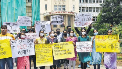 Mumbai, India - June 01, 2023: Resident doctors of JJ Hospital on an indefinite strike have been dealing with several major issues, including a lack of surgical hands-on experience, academic and research activities, everyday unpleasant and obscene language directed towards resident doctors, and much more, at Byculla, in Mumbai, India, on Thursday, June 01, 2023. (Photo by Bhushan Koyande/HT Photo) (HT PHOTO) Mumbai, India - June 01, 2023: Resident doctors of JJ Hospital on an indefinite strike have been dealing with several major issues, including a lack of surgical hands-on experience, academic and research activities, everyday unpleasant and obscene language directed towards resident doctors, and much more, at Byculla, in Mumbai, India, on Thursday, June 01, 2023. (Photo by Bhushan Koyande/HT Photo) (HT PHOTO)