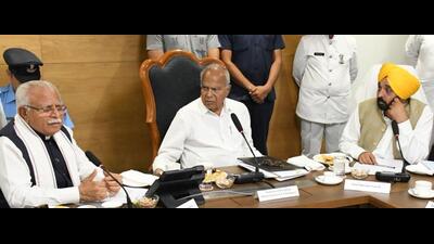 Punjab governor and UT administrator Banwarilal Purohit chairing a meeting to discuss issues related to Panjab University with chief ministers Bhagwant Mann and Manohar Lal Khattar in Chandigarh on Thursday. (HT Photo) Punjab governor and UT administrator Banwarilal Purohit chairing a meeting to discuss issues related to Panjab University with chief ministers Bhagwant Mann and Manohar Lal Khattar in Chandigarh on Thursday. (HT Photo)