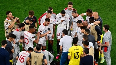 Sevilla coach Jose Mendilibar talks to players before extra time (REUTERS)