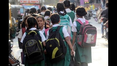School-going students carrying heavy bags. (REPRESENTATIVE IMAGE) School-going students carrying heavy bags. (REPRESENTATIVE IMAGE)