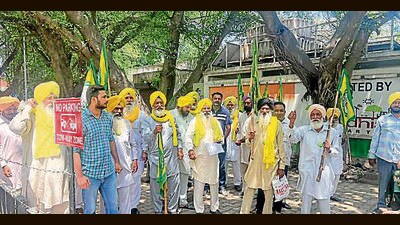 The union members submitted a memorandum to Ludhiana DC, urging her to raise their demand to President of India. (HT Photo) The union members submitted a memorandum to Ludhiana DC, urging her to raise their demand to President of India. (HT Photo)