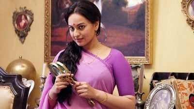 Sonakshi Sinha as Pakhi Roy Chaudhary in Lootera. Sonakshi Sinha as Pakhi Roy Chaudhary in Lootera.