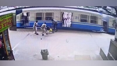 RPF personnel rescues woman (ANI) RPF personnel rescues woman (ANI)