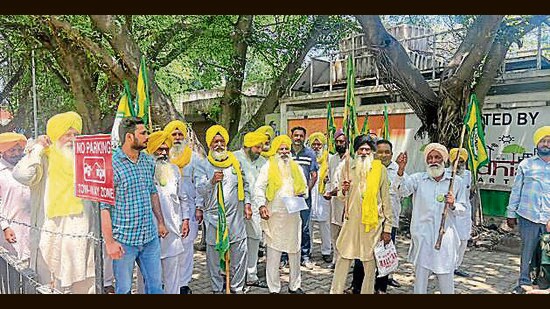 The union members submitted a memorandum to Ludhiana DC, urging her to raise their demand to President of India. (HT Photo)