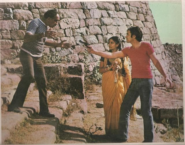 Farooque Shaikh and Deepti Naval confront a goonda in Chashme Buddoor (1981) (Film still)