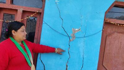 A woman showing cracks in her house, which she claims have widened over the months, in Joshimath. (HT Photo) A woman showing cracks in her house, which she claims have widened over the months, in Joshimath. (HT Photo)