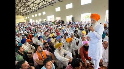 BKU (Charuni) president Gurnam Singh Charuni addresses farmers.