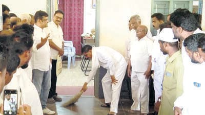Congress MLA B Devendrappa returned to the Amara Bharati Vidya Kendra in Jagalur, where he once served as a peon (HT Photo) Congress MLA B Devendrappa returned to the Amara Bharati Vidya Kendra in Jagalur, where he once served as a peon (HT Photo)