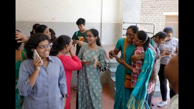 Deccan Education Society students and their parents celebrate class 10th result on Friday. (RAHUL RAUT/ HT PHOTO) Deccan Education Society students and their parents celebrate class 10th result on Friday. (RAHUL RAUT/ HT PHOTO)