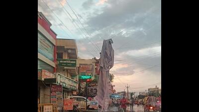 Due to a heavy storm in the area, large hoardings situated in various locations fell onto multiple power lines managed by Mahavitran on Tuesday. (HT PHOTO) Due to a heavy storm in the area, large hoardings situated in various locations fell onto multiple power lines managed by Mahavitran on Tuesday. (HT PHOTO)