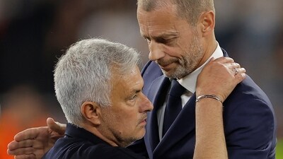 UEFA President Aleksander Ceferin (R) presents AS Roma's Portuguese coach Jose Mourinho (AFP) UEFA President Aleksander Ceferin (R) presents AS Roma's Portuguese coach Jose Mourinho (AFP)