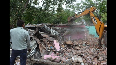 HSVP demolishing illegal hutments at Fatehpur Colony in Sector 20, Panchkula, on Friday. (Sant Arora/HT) HSVP demolishing illegal hutments at Fatehpur Colony in Sector 20, Panchkula, on Friday. (Sant Arora/HT)