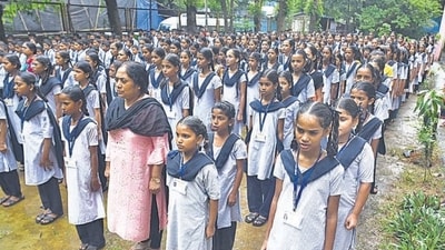 Each of Solapur’s 700 units at the Maharashtra Industrial Development Corporation park produces 10,000 uniforms per day. (representative/HT photo) Each of Solapur’s 700 units at the Maharashtra Industrial Development Corporation park produces 10,000 uniforms per day. (representative/HT photo)
