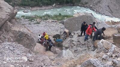 Stranded pilgrims being rescued from the landslide zone in Uttarakhand’s Pithoragarh district. (HT Photo) Stranded pilgrims being rescued from the landslide zone in Uttarakhand’s Pithoragarh district. (HT Photo)