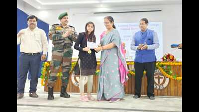 The mayor felicitating a student on Recognition Day at Lucknow Christian Degree College on Friday. (HT Photo)