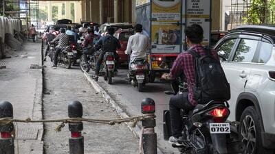 The unfinished work of footpath laid between RTO and Pune railway station by Maha-Metro has not yet alleviated the traffic problem, even after instructions from PMC and the traffic department. (PRATHAM GOKHALE/HT)