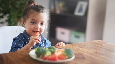 Green leafy vegetables like spinach, kale, and lettuce contain brain-protecting compounds, including folate, flavonoids, carotenoids, and vitamins E and K. Plus, a diet high in carotenoid-rich foods, such as leafy greens, may boost cognitive function in children. (Freepik) Green leafy vegetables like spinach, kale, and lettuce contain brain-protecting compounds, including folate, flavonoids, carotenoids, and vitamins E and K. Plus, a diet high in carotenoid-rich foods, such as leafy greens, may boost cognitive function in children. (Freepik)