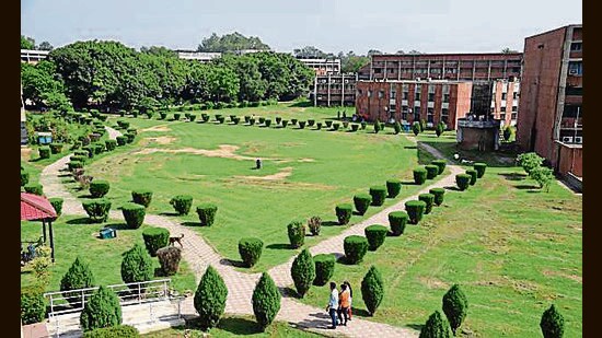 The SAD leader said CM Mann remained a mute spectator to suggestions of Punjab governor who asserted that colleges of Haryana be re-affiliated to PU. (HT File Photo)