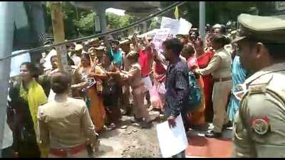 Aisa, Aipwa, RYA activists took out protest March in Lucknow on Saturday to protest police action against women wrestlers in New Delhi (HT Photo) Aisa, Aipwa, RYA activists took out protest March in Lucknow on Saturday to protest police action against women wrestlers in New Delhi (HT Photo)