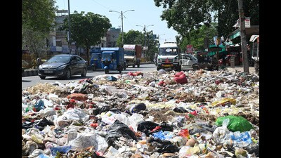 Gurugram, India-June 03, 2023: Due to MCG sanitation workers strike garbage piles seen spread over old railway road near Jhamb guest house, in Gurugram, India, on Saturday, 03 June 2023. (Photo by Parveen Kumar/Hindustan Times)(Pic to go with Leena Dhankar's story)