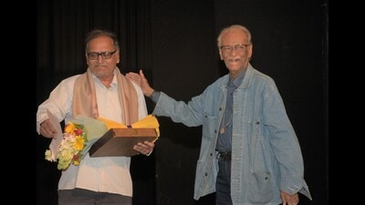 Raj Bisaria presenting Shashank Bahuguna with the Nepathya Rang Sammaan award at Bharatendu Natya Akademi. (HT Photo) Raj Bisaria presenting Shashank Bahuguna with the Nepathya Rang Sammaan award at Bharatendu Natya Akademi. (HT Photo)