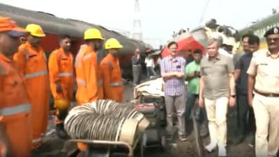 Railway minister Ashwini Vaishnaw at Odisha's Balasore train accident site. (screengrab)