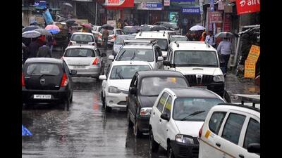 The distance that could earlier be covered in just 10-15 minutes took hours, said a local. A tourist said it took them an entire day to travel the 10-km distance from Kaithu to Sanjauli and then back. (HT file photo)
