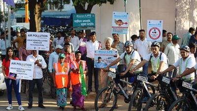 Traffic police personnel and others lining up for the start of the bicycle rally in Chandigarh. (HT Photo)