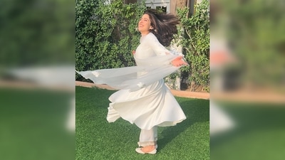 Sara Ali Khan wore a white anarkali suit which comes with straight pants and a sheer white embroidered dupatta. (Instagram/@saraalikhan95) Sara Ali Khan wore a white anarkali suit which comes with straight pants and a sheer white embroidered dupatta. (Instagram/@saraalikhan95)