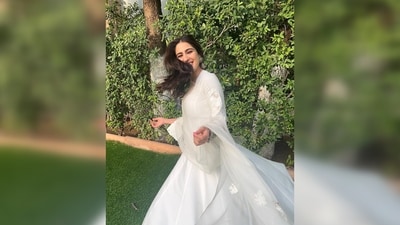 Sara Ali Khan expressed her happiness through her photos and captioned her post, "Mood after seeing the love #ZaraHatkeZaraBachke is getting." Her co-star Vicky Kaushal commented saying, "Somya" along with a white heart emoji. (Instagram/@saraalikhan95) Sara Ali Khan expressed her happiness through her photos and captioned her post, "Mood after seeing the love #ZaraHatkeZaraBachke is getting." Her co-star Vicky Kaushal commented saying, "Somya" along with a white heart emoji. (Instagram/@saraalikhan95)