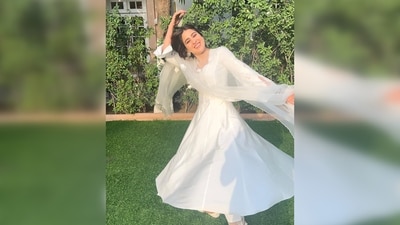 Sara Ali Khan amped up her desi look with oxidised silver jhumkas and white accessorised juttis. (Instagram/@saraalikhan95) Sara Ali Khan amped up her desi look with oxidised silver jhumkas and white accessorised juttis. (Instagram/@saraalikhan95)