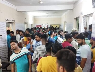 Hundreds of people lined up to donate blood for the injured at Balasore district headquarters hospital last night. (HT photo) Hundreds of people lined up to donate blood for the injured at Balasore district headquarters hospital last night. (HT photo)