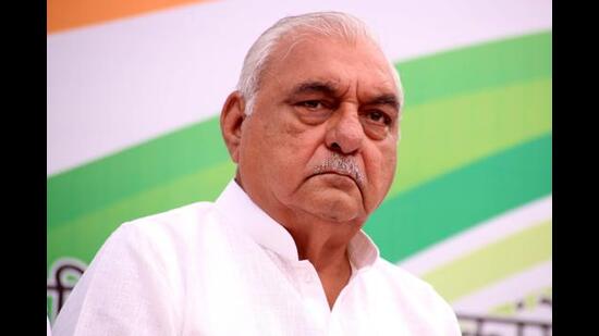 Congress will celebrate Kabir Jayanti here on Sunday in which MLAs and senior party leaders have been invited. Kalanaur MLA Shakuntla Khatak and former Sirsa MP Sushil Indora have been appointed as the rally organisers. Former chief minister Bhupinder Singh Hooda and party’s state chief Udai Bhan Singh will be the chief guest at the Congress rally on Sunday. (HT File Photo)
